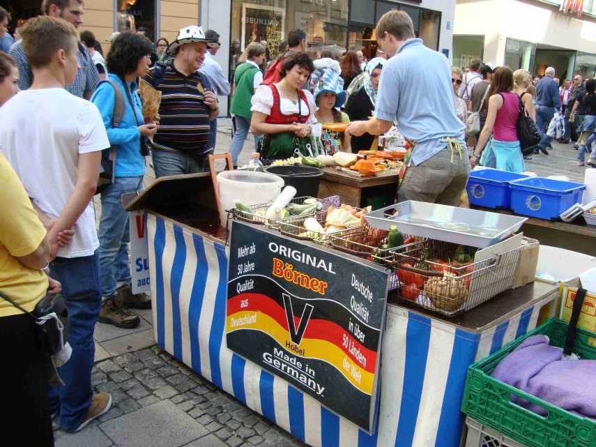 マリエン広場へ向かうノイハウザー通りで、野菜カッターの路上販売。